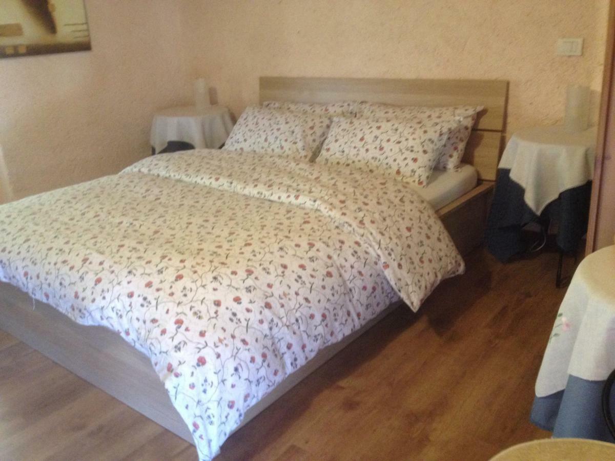 La Tana Del Ghiro Bed and Breakfast Porto Valtravaglia Exteriör bild